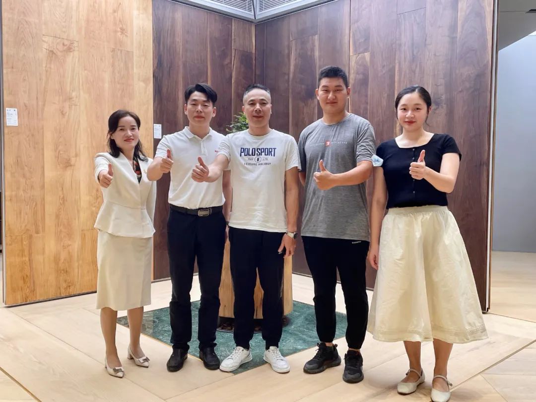 名家莅临|当代杰出书法家莫厚章先生莅临大境地板参观交流。